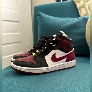 Women’s Air Jordan 1 Mid SE 'Gold Pendants'